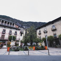 アンドラ公国の古い建物とショップが並ぶ市街地の写真