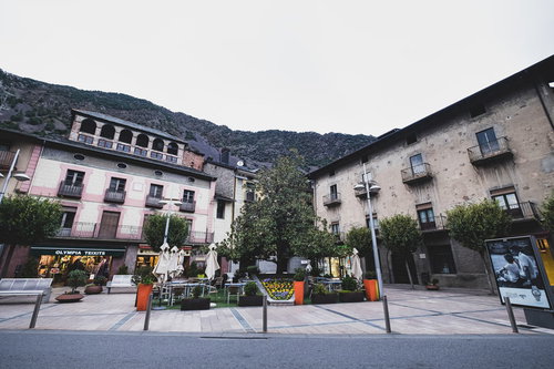 アンドラ公国の古い建物とショップが並ぶ市街地