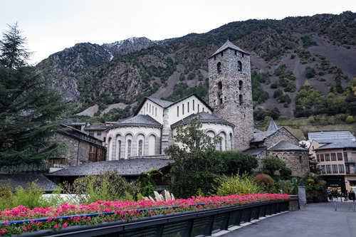 アンドラ公国の聖エステべ教会のロマネスク様式石造り建築