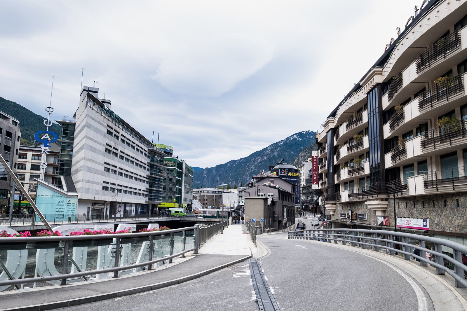 山々に囲まれた谷間に現代的な建物が立ち並ぶアンドラ公国の市街地