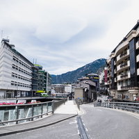 アンドラ公国の市街地と山々に囲まれた谷間の街並みの写真