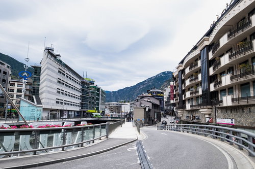 アンドラ公国の市街地と山々に囲まれた谷間の街並み