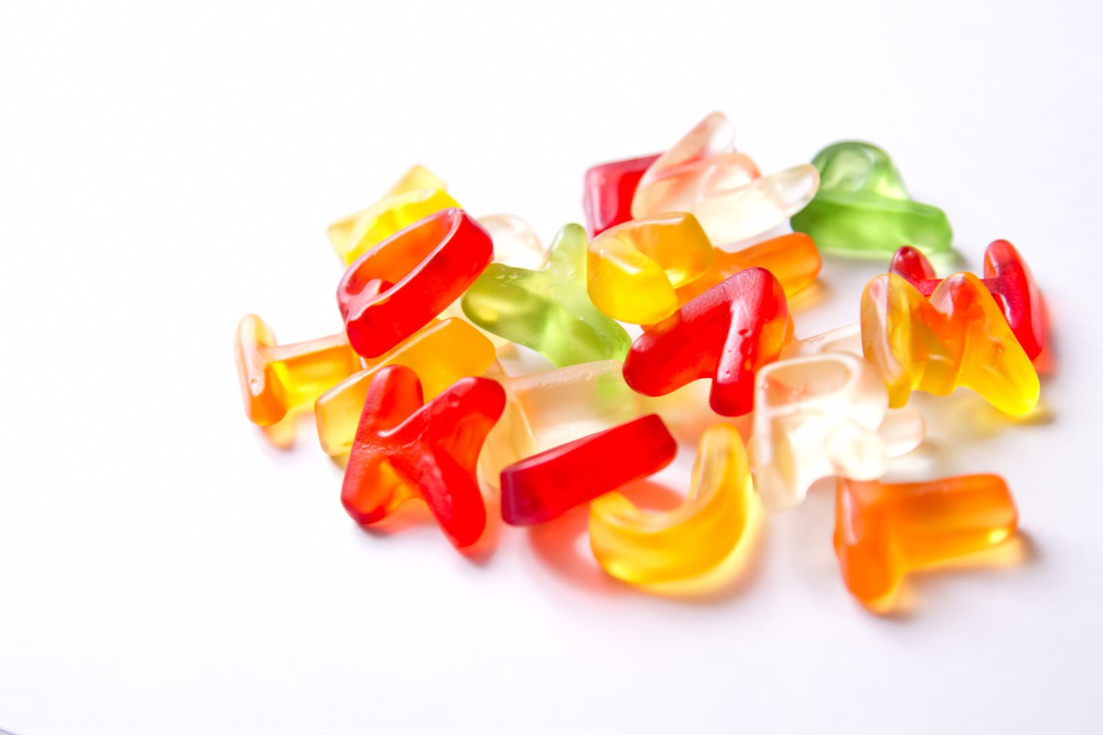 カラフルなアルファベット型グミ