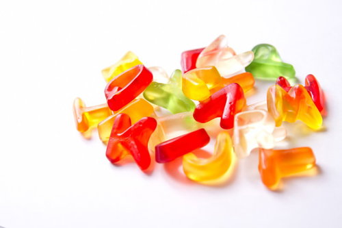 カラフルなアルファベットの文字型グミが並ぶ