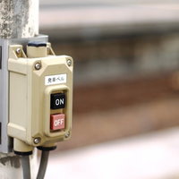 赤いボタンと文字が並ぶ発射ベルのスイッチパネルの写真