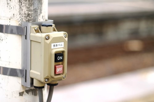 赤いボタンと文字が並ぶ発射ベルのスイッチパネル