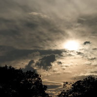 地平線に太陽が沈む赤とオレンジに染まる日が落ちる空の写真