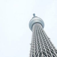 鉄骨構造を下から真上に見上げた東京スカイツリーの写真