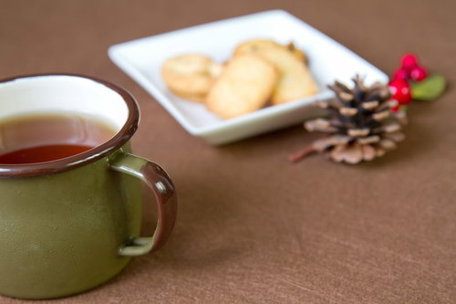 お皿に盛られたお菓子とカップのおやつの時間