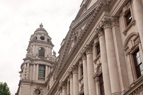 ドームと柱が並ぶ聖ポール大聖堂の正面外観