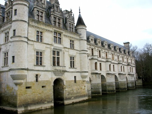 川の上にアーチ型の柱で建つ石造りのシュノンソー城