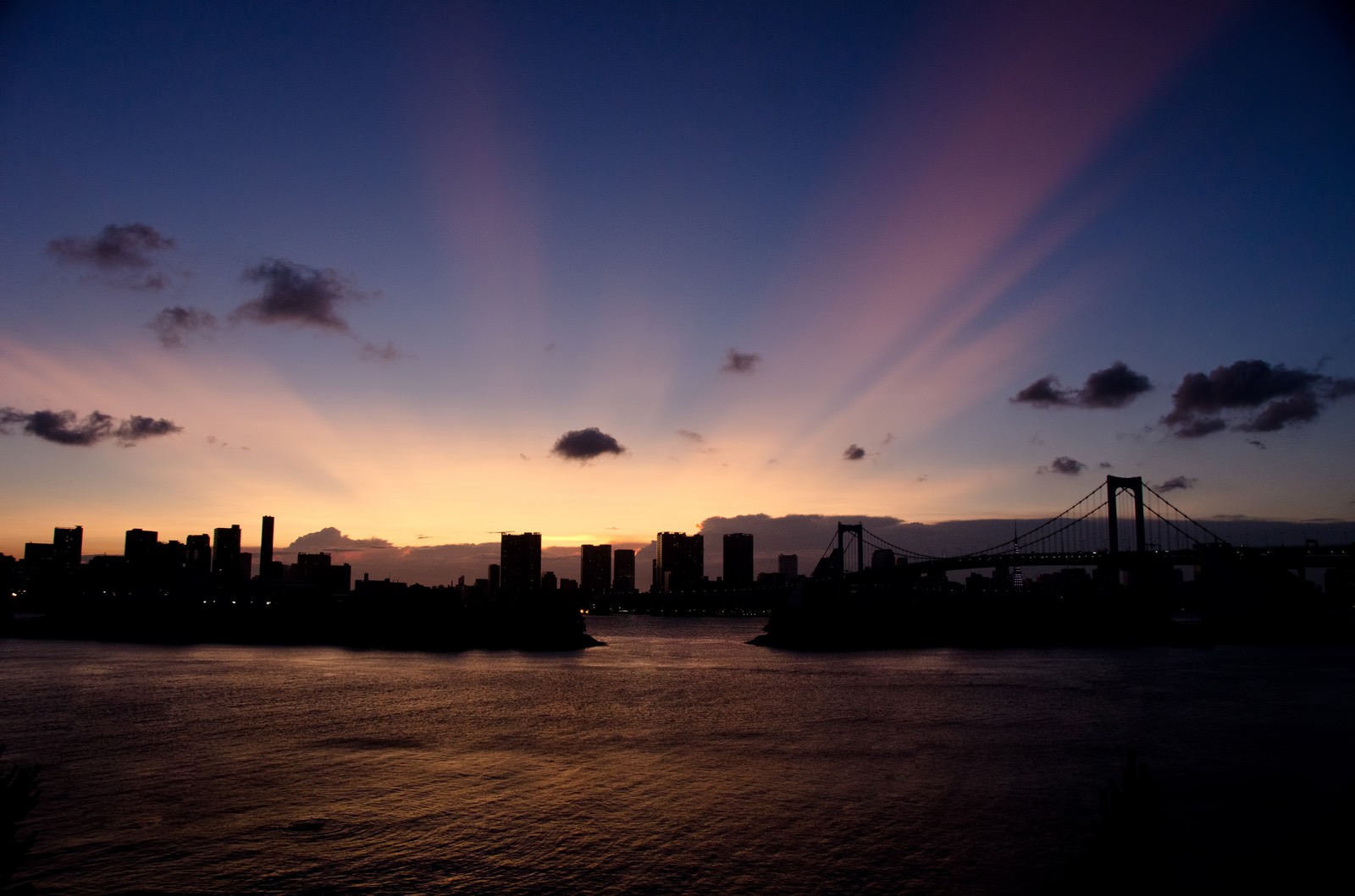オレンジと紫に染まる東京湾の空