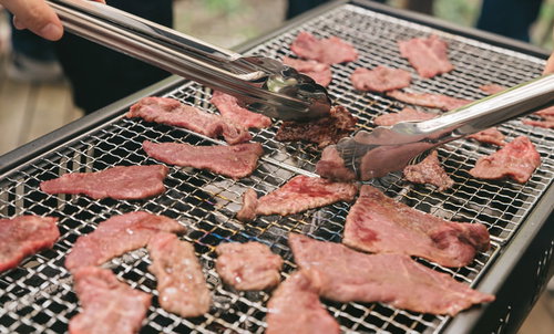 肉だけのBBQを網焼きで調理、トングで返す焼き加減調整