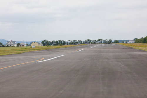 長い滑走路に映る蜃気楼の風景 美唄スカイパーク
