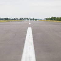 美唄市農道離着陸場の滑走路上に立ち上がる蜃気楼の写真