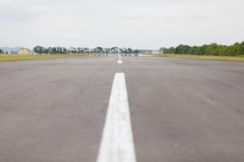 美唄市農道離着陸場の滑走路上に立ち上がる蜃気楼