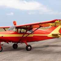 美唄スカイパークの赤いプロペラ機と滑走路の写真