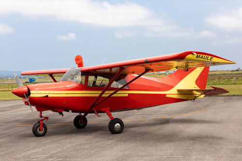 美唄スカイパークの赤いプロペラ機と滑走路