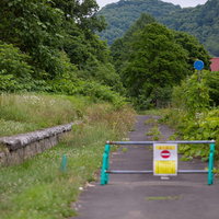 進入禁止のバリケードで封鎖された山道の風景の写真