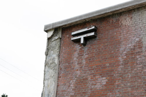 北海道美唄市の閉鎖中・我路郵便局に残る白い郵便マーク