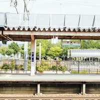 JR北海道美唄駅のホームと線路、駅舎の風景の写真