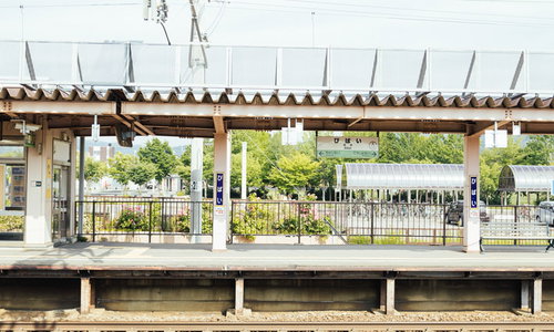 JR北海道美唄駅のホームと線路、駅舎の風景