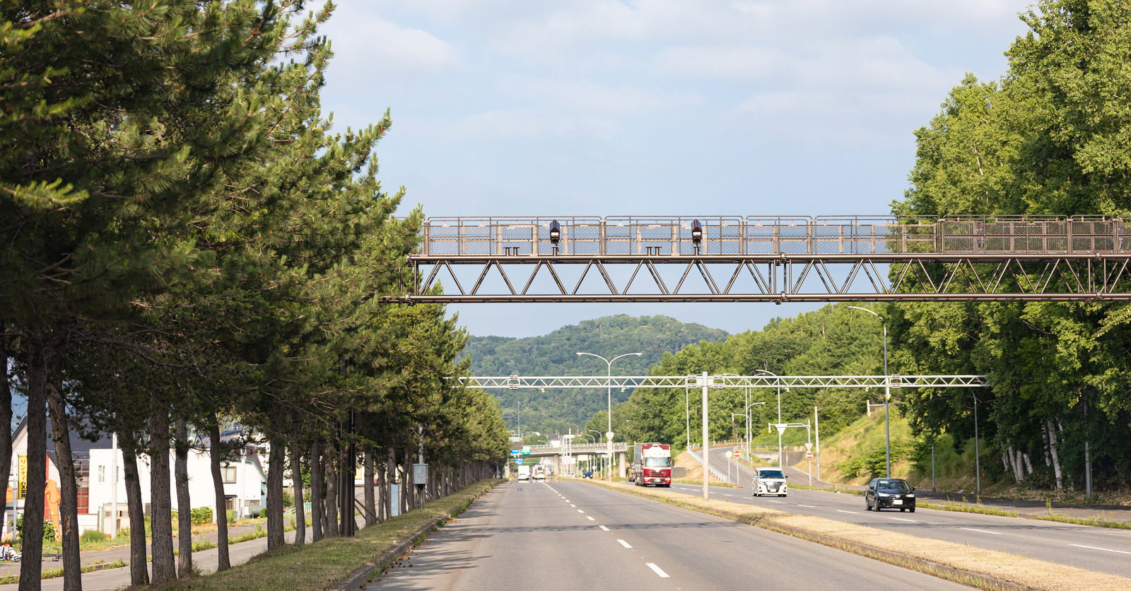 道路上に設置された白い速度違反自動取締装置（オービス）