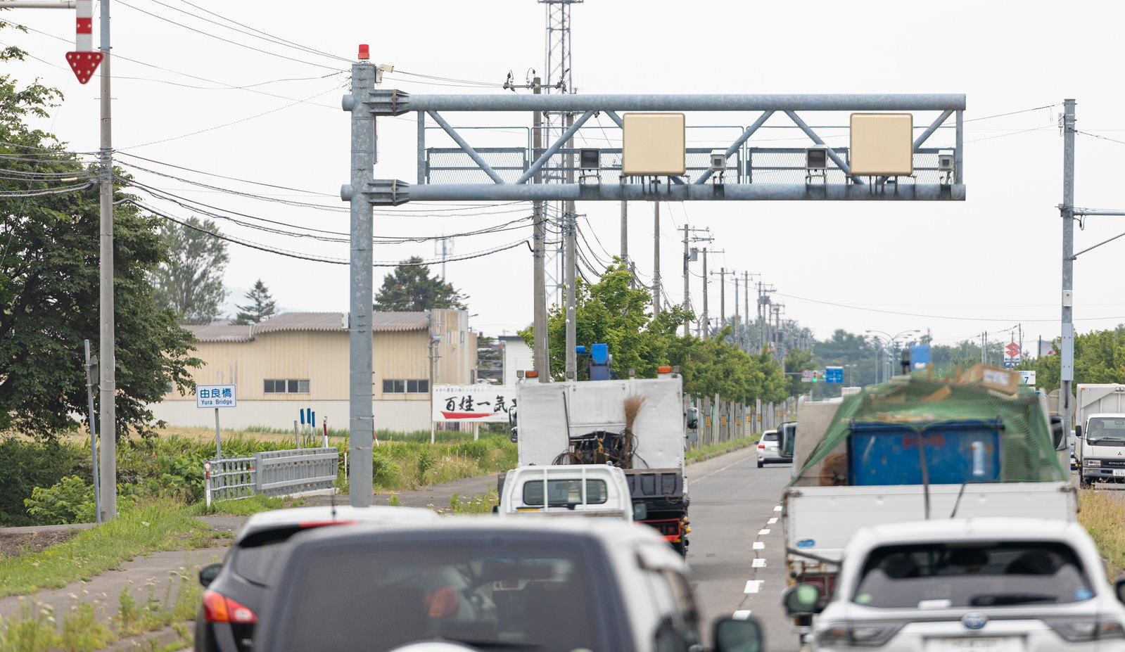 オービス（速度違反取り締まり装置）が設置された道路を走行する車両