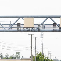道路に設置されたオービス（赤外線ストロボ・CCDカメラ）の写真