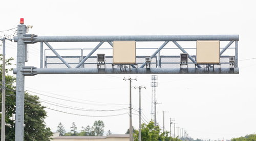 道路に設置されたオービス（赤外線ストロボ・CCDカメラ）