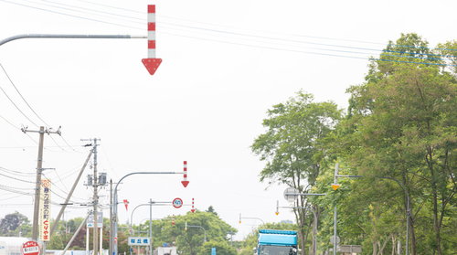 道路に連なる矢印「固定式視線誘導柱」