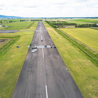 美唄スカイパークの滑走路で行われる野外シネマの設営準備の写真