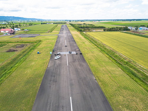 美唄スカイパークの滑走路で行われる野外シネマの設営準備