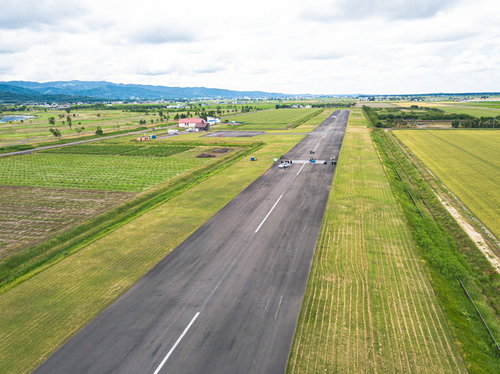 美唄市農道離着陸場の一直線に伸びる滑走路