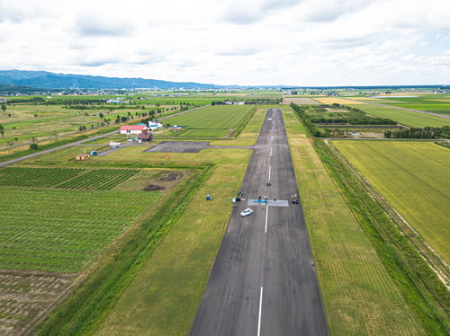 滑走路に設営されたアウトドアシアターの野外イベント