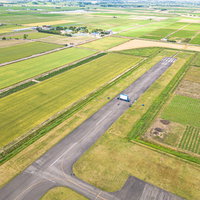 美唄スカイポートの滑走路で開催される野外シネマの設営の写真
