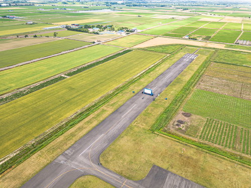 美唄スカイポートの滑走路で開催される野外シネマの設営