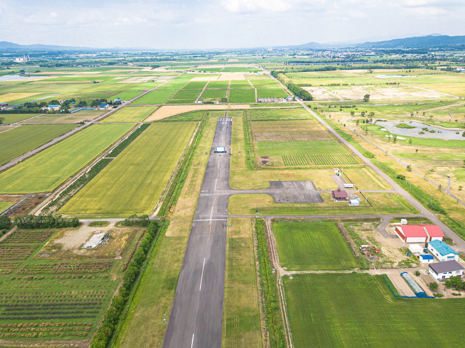美唄市農道離着陸場の滑走路で開催される野外映画イベントの空撮風景