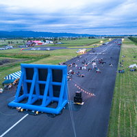 美唄市の飛行場滑走路で開催される野外映画の上映会に集まる観客の写真