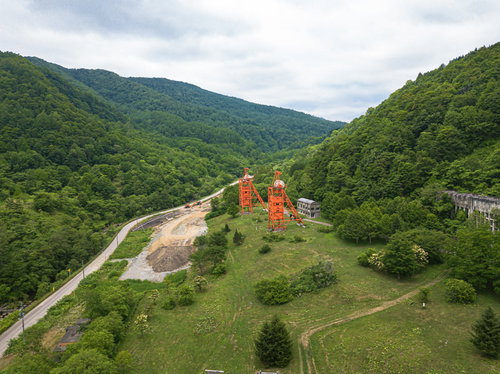 炭鉱メモリアル森林公園の赤い立坑櫓（空撮）