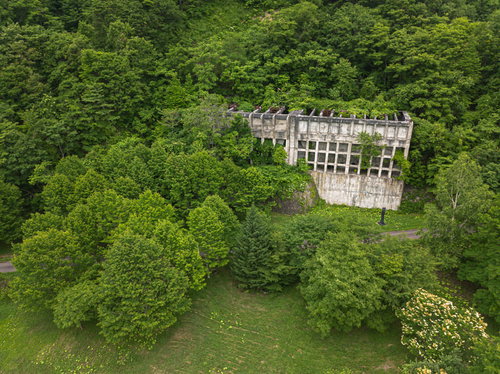 森林に囲まれた三菱美唄炭鉱原炭ポケットの空撮