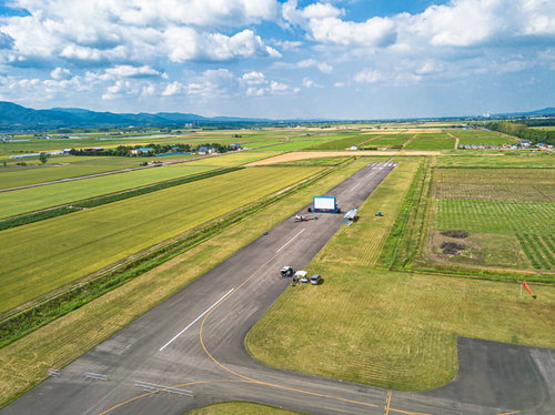 北海道美唄市の滑走路で開催されるアウトドアシアター