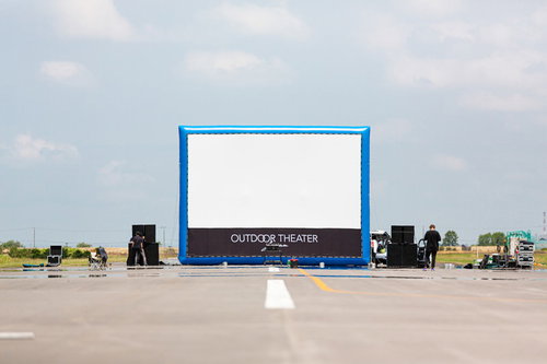 滑走路の上で行われたアウトドアシアター、巨大スクリーンの野外映画