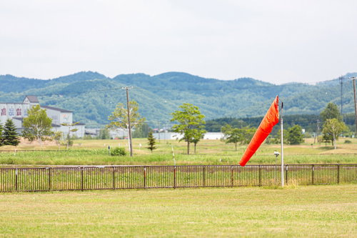 美唄市農道離着陸場の滑走路脇に設置された赤い風速計