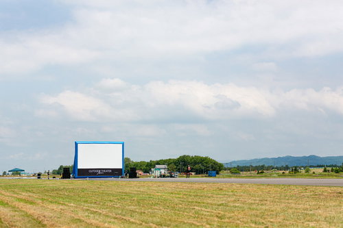 美唄スカイパークの滑走路に設営された巨大スクリーン