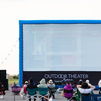 美唄の野外シネマに集まる町の人達が巨大スクリーンで映画を鑑賞の写真