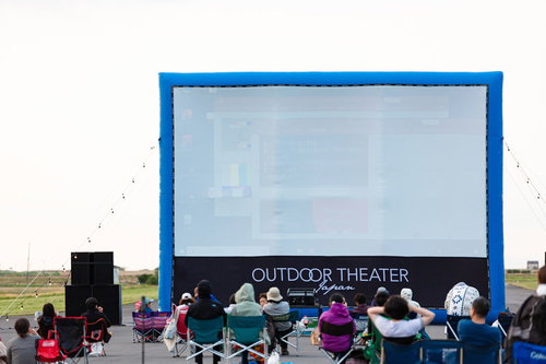 美唄の野外シネマに集まる町の人達が巨大スクリーンで映画を鑑賞