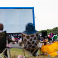 観賞用の椅子を持ち込んで野外シネマを楽しむ美唄の人たちの写真