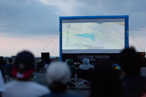 日が落ちてから上映がはじまる野外シネマの観客風景