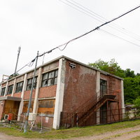 閉鎖中の美唄市我路郵便局の廃墟、レンガ造りの老朽化した建物の写真